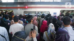 Sejumlah penumpang berpindah tujuan kereta saat penerapan switch over (SO) ke-5 di Stasiun Manggarai, Jakarta, Senin (30/5/2022). Penerapan switch over (SO) atau peralihan sistem persinyalan ke-5 itu membuat terjadinya penumpukan penumpang di peron kereta karena terdapat perubahan rute perjalanan KRL. (Liputan6.com/Herman Zakharia)