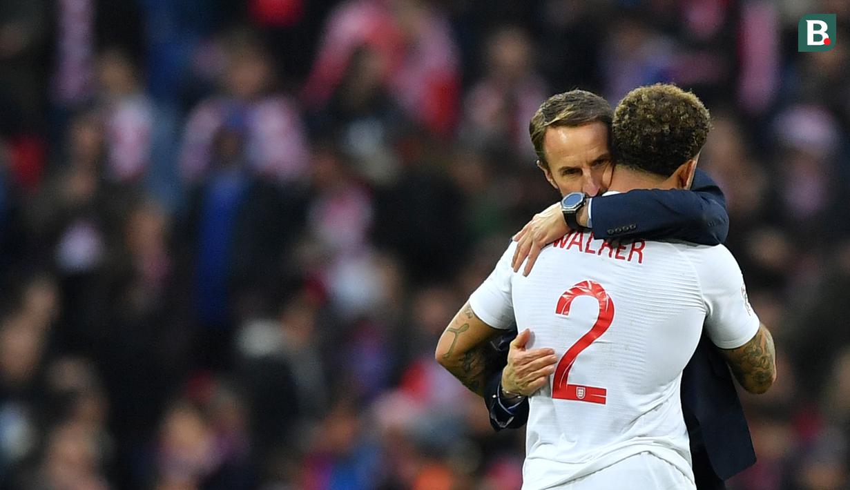 Pelatih Inggris, Gareth Southgate, merayakan kemenangan bersama Kyle Walker pada laga UEFA Nations League di Stadion Wembley, London, Minggu (18/11). Inggris menang 2-1 atas Kroasia. (AFP/)