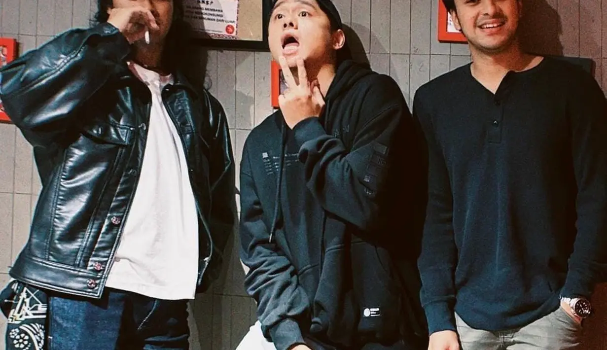 Saat kumpul bersama teman, Abidzar terlihat macho dengan kaos polos putih dipadukan dengan jaket kulit dan celana denim. Tak lupa dia menggunakan topi berwarna hitam untuk menutupi kepalanya. [instagram/abidzar73]