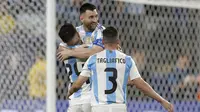 Penyerang Argentina Lionel Messi diberi ucapan selamat setelah mencetak gol kedua timnya ke gawang Kanada dalam laga semifinal  Copa America 2024 di Stadion MetLife, East Rutherford, Amerika Serikat, Rabu pagi WIB (10/7/2024). (AP Photo/Adam Hunger)