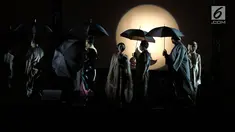 Penampilan Woro dan Nada bersama Wayang Bocor yang mengambarkan Sila Kedua, Kemanusian yang Adil dan Beradab  pada penutupan Festival Prestasi Indonesia di JCC, Jakarta, Selasa (22/8). (Liputan6.com/Herman Zakharia)
