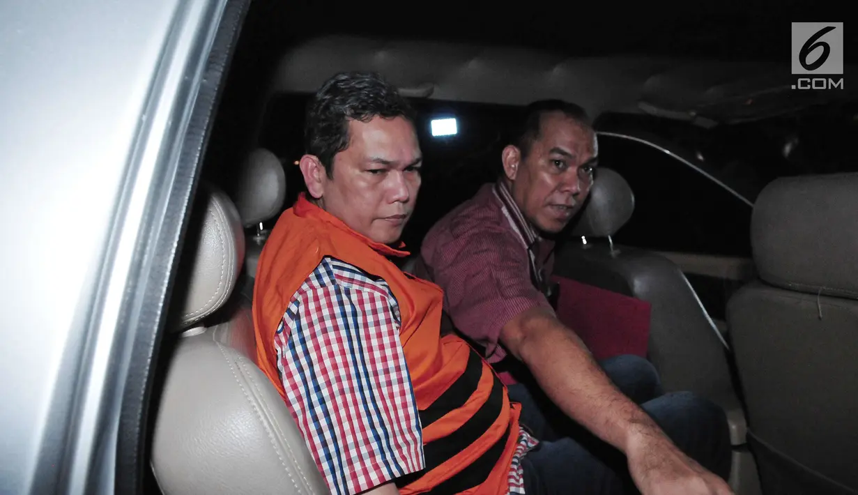 Ketua DPD Partai NasDem kota Brebes, Amir Mirza Hutagalung menaiki mobil bersiap meninggalkan gedung KPK, Jakarta, Rabu (30/8). Amir ditangkap petugas KPK terkait kasus hukum yang melibatkan Wali Kota Tegal Siti Masitha. (Liputan6.com/Helmi Afandi)