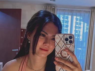 Lewat media sosial instagramnya, Nita Gunawan  mengunggah foto selfie mirror tampak memakai i Phone dengan tiga kamera di belakangnya.Seperti diketahui, Nita memang gemar membagikan potretnya. Mulai dari selfie, video lip sync, foto OOTD, atau sekedar menyapa para fansnya. (Instagram/nitagunawan09)