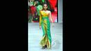 Model memperagakan salah satu dari 58 koleksi terbaru desainer Priscilla Saputro yang bertema 'Novum Etno: Colorful Banyuwangi' pada ajang Indonesia Fashion Week 2015 di JCC Senayan, Jakarta, Sabtu (28/2). (Liputan6.com/Panji Diksana)