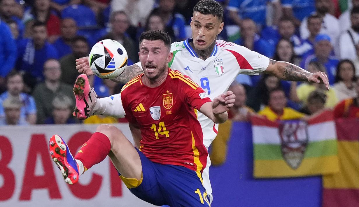 Bek Timnas Spanyol, Aymeric Laporte (depan) berebut bola dengan striker Timnas Italia, Gianluca Scamacca pada laga matchday kedua Grup B Euro 2024 di Arena Aufschalke, Gelsenkirchen, Jerman, Kamis (20/6/2024). (AP Photo/Manu Fernandez)