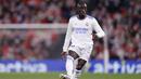 Bek Real Madrid, Ferland Mendy mengontrol bola saat bertanding melawan Athletic Bilbao pada pertandingan La Liga Spanyol di stadion San Mames, Spanyol, Kamis (23/12/2021). Hasil ini membuat Madrid mengoleksi 46 poin, masih di peringkat pertama klasemen Liga Spanyol. (AP Photo/Ricardo Larreina)