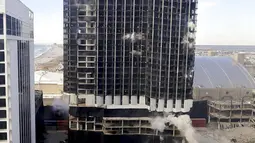 Trump Plaza Hotel and Casino diledakkan, Atlantic City, New Jersey, Amerika Serikat, Rabu (17/2/2021). Bisnis itu pertama dibuka oleh Donald Trump pada 1984. (Edward Lea/The Press of Atlantic City via AP)