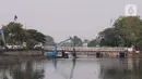 Alat berat tengah melakukan pengerukan lumpur di kali Mookervart, Jakarta Barat, Selasa (12/10/2021). Antisipasi banjir, Pemprov DKI Jakarta gelar gerebek lumpur di sepanjang aliran Kali Mookervart, pengerukan lumpur  untuk mengatasi permasalahan banjir di Jakarta. (Liputan6.com/Angga Yuniar)