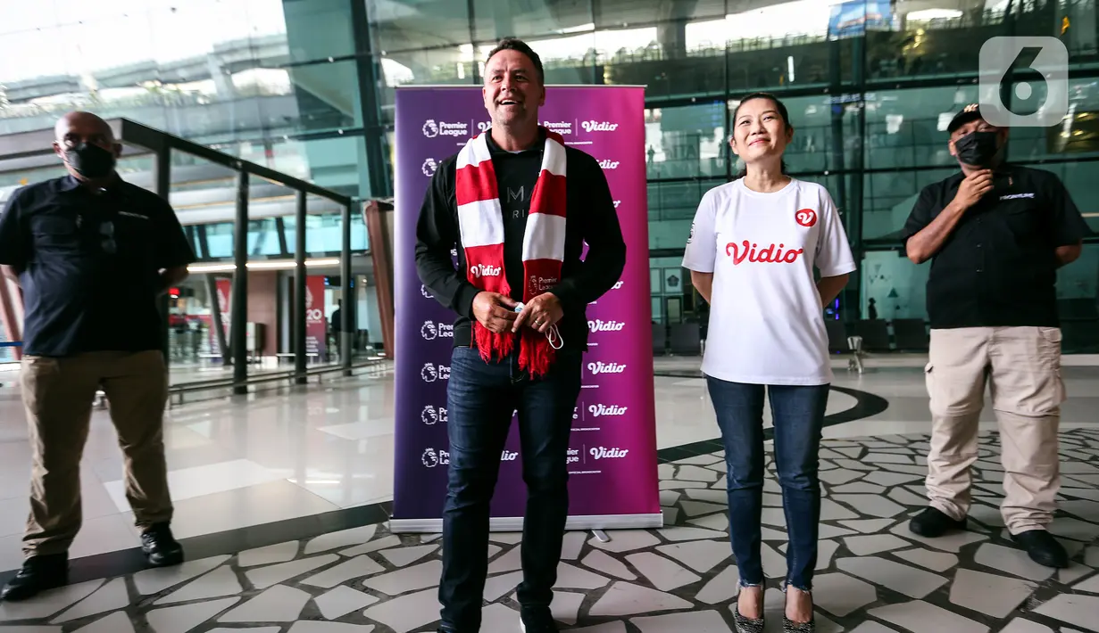 Mantan pemain sepak bola asal Inggris Michael Owen saat tiba di Bandara Soekarno Hatta, Tangerang, Banten, Selasa (20/8/2022). Sang legenda Timnas Inggris ini juga akan tampil di acara ‘nonton bareng’ pertandingan big match pekan ketiga Liga Inggris antara Liverpool melawan Manchester United yang dihelat pada Selasa, 23 Agustus 2022 mendatang. (Liputan6.com/Johan Tallo)