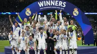 Para pemain, pelatih, dan ofisial Real Madrid larut dalam suka cita atas keberhasilan menjuarai Liga Champions 2023/2024, Minggu (2/6/2024) dini hari WIB. (AP Photo/Kirsty Wigglesworth)