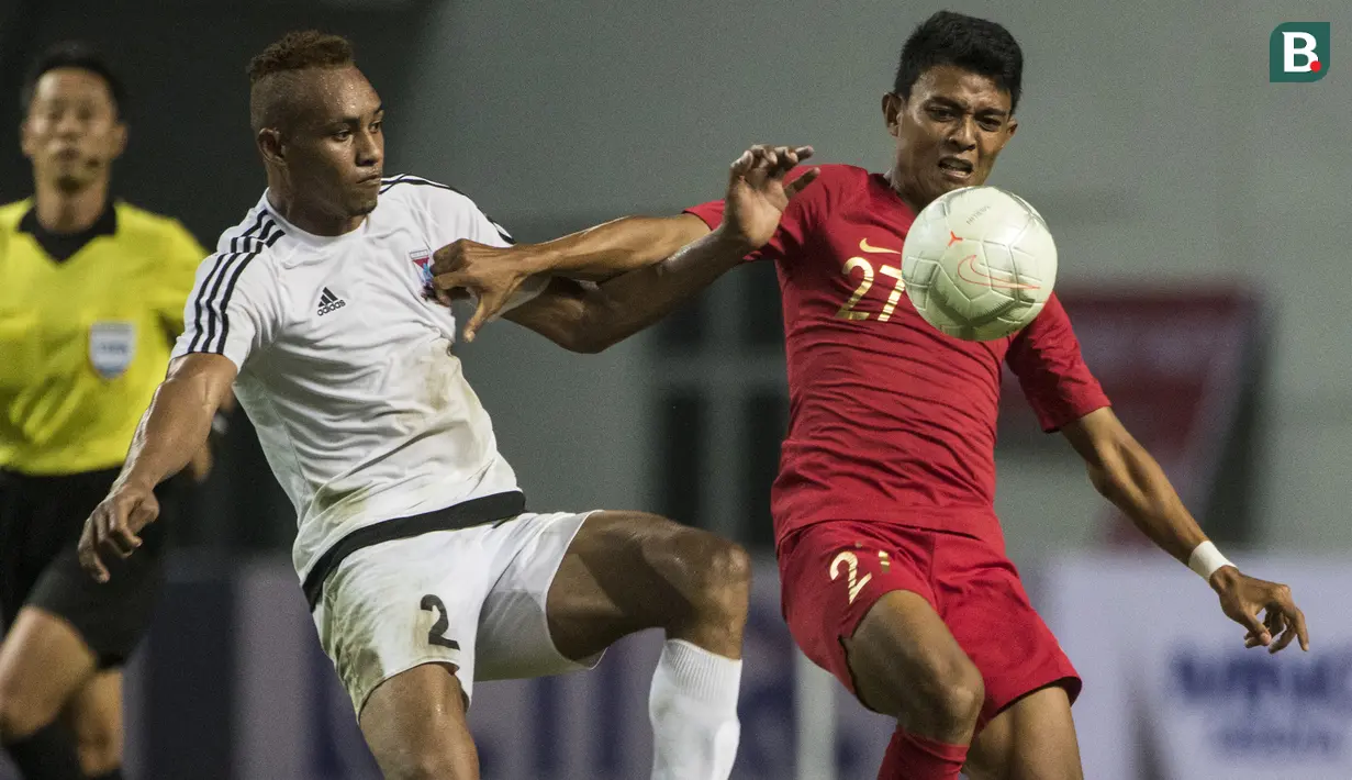 Striker Timnas Indonesia, Dedik Setiawan, berusaha mengontrol bola saat melawan Mauritius pada laga uji coba di Stadion Wibawa Mukti, Jawa Barat, Selasa (11/9/2018). Indonesia menang 1-0 atas Mauritius. (Bola.com/Vitalis Yogi Trisna)