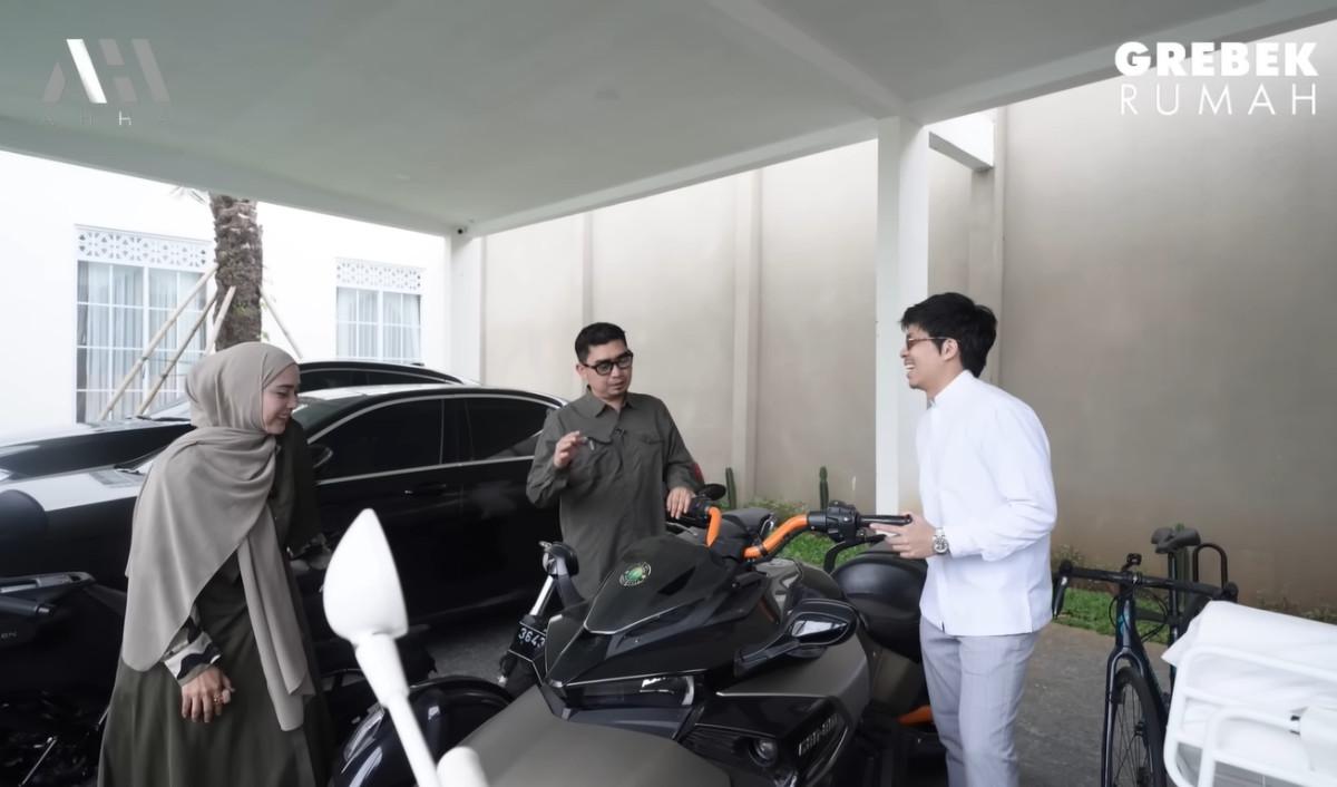Atta pun kemudian melihat deretan motor di garasi rumah Ustaz Solmed.Tampak ada vespa hingga motor sport.<br>