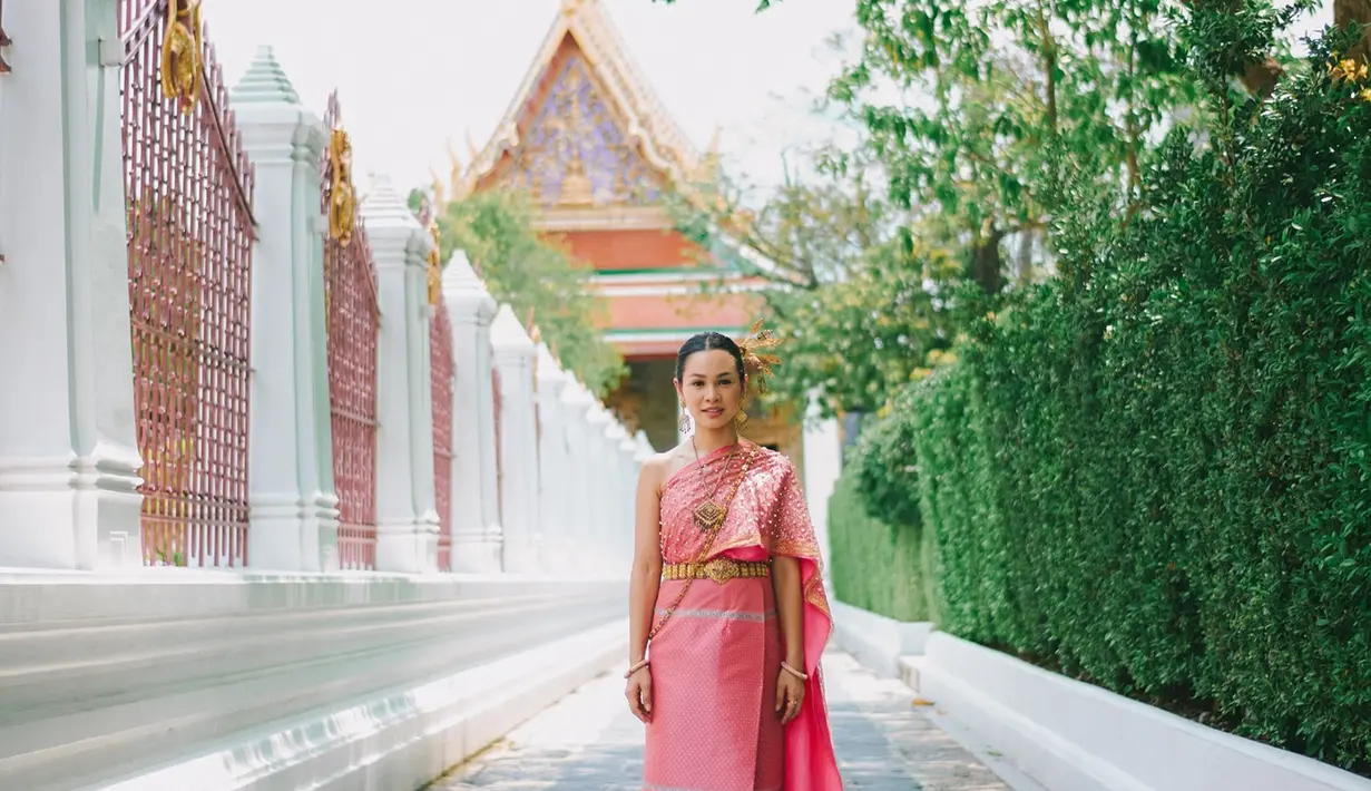 Senyum manis dan aura natural Andien semakin memancarkan keindahan busana tersebut. Gaya rambut yang ditata sederhana namun elegan serta riasan yang minimalis namun tetap memukau, semakin menonjolkan pesona alami sang penyanyi. Tidak hanya busana, aksesoris khas Thailand seperti anting-anting dan gelang emas yang dikenakan Andien juga memperkaya penampilannya, menjadikannya semakin memukau dan penuh pesona. (Liputan6.com/IG/@andienaisyah)