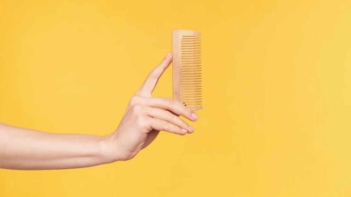 Trik Bikin Parfum Lebih Tahan Lama Hanya dengan Sisir