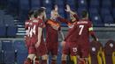 Para pemain AS Roma merayakan gol kedua ke gawang Shakhtar Donetsk yang dicetak striker Stephan El Shaarawy dalam laga leg pertama babak 16 besar Liga Europa 2020/2021 di Olimpico Stadium, Kamis (11/3/2021). AS Roma menang 3-0 atas Shakhtar Donetsk. (AP/Andrew Medichini)