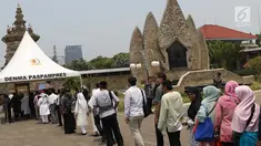 Warga antre masuk TMP Kalibata untuk melihat prosesi pemakaman Presiden RI ke-3 BJ Habibie, Jakarta, Kamis (12/9/2019). BJ Habibie wafat pada Rabu (11/9) di usia 83 tahun. (Liputan6.com/Helmi Fithriansyah)