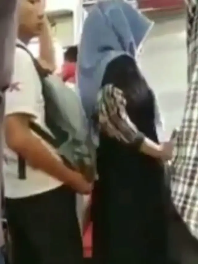 pelecehan di krl (foto: @riweuh_id)