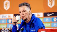 Louis van Gaal menjadi pelatih kelima dengan gaji tertinggi di Piala Dunia 2022. Pria 71 tahun itu mendapatkan 2,5 juta pound. Ia ditunjuk untuk menukangi Timnas Belanda pada 2021 lalu, menggantikan Frank de Boer yang gagal memberikan penampilan terbaiknya di Euro 2020. Piala Dunia 2022 Qatar akan menjadi edisi terkahir Van Gaal menjadi pelatih di Skuad Oranje.&nbsp;(AFP/ANP/Robin van Lonkhuijsen)