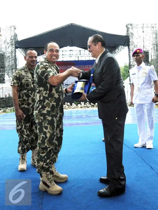 KSAL ‎Laksamana TNI Ade Supandi memberikan penghargaan kepada SCTV di Markas Marinir Cilandak, Jakarta, Sabtu (15/11/2015). Komisaris Utama SCTV Letjen (Purn) Soeyono‎ menerima piagam tersebut (Liputan6.com/Helmi Afandi)