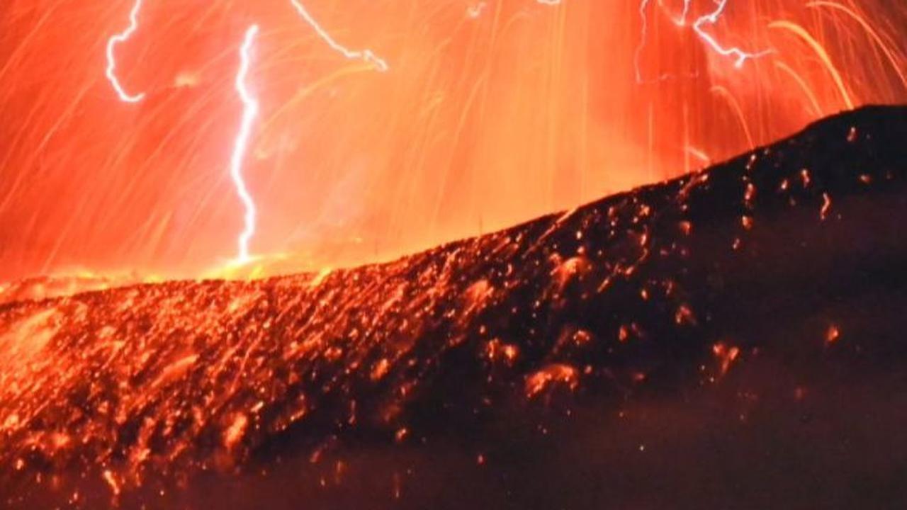 Penampakan erupsi Gunung Ibu itu berhasil diabadikan oleh Badan Geologi. Foto: HO/Indonesia’s Geological Agency/AFP<br>