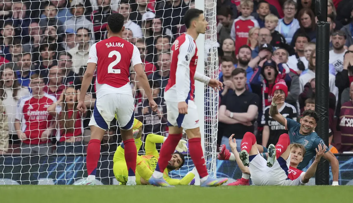 Ekspresi kecewa para pemain Arsenal saat gol dari pemain Bournemouth, Evanilson (kanan) dalam laga lanjutan Liga Inggris 2024/2025 di Emirates Stadium, London, Inggris, Sabtu (03/05/2025) waktu setempat. (AP Photo/Kin Cheung)