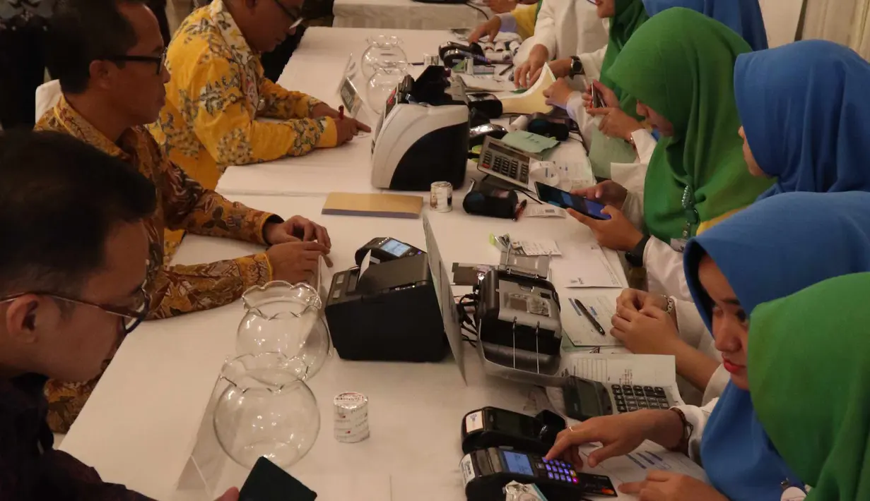 Suasana pembayaran Zakat di Istana Negara, Jakarta, Senin (28/5). Sekitar 300 pejabat kementerian/lembaga tinggi negara dan direksi BUMN melakukan pembayaran zakat melalui Baznas . (Liputan6.com/Angga Yuniar)