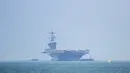 Sebuah kapal induk Amerika Serikat, USS Carl Vinson merapat ke pelabuhan Danang, Vietnam, Senin (5/3). Ini menjadi kunjungan kapal induk Angkatan Laut (AL) AS pertama ke Vietnam dalam 40 tahun sejak akhir Perang Vietnam. (CHAN NHU / AFP)