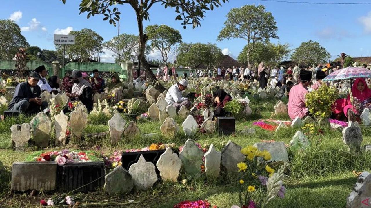 Ziarah Kubur, Tradisi Lebaran Hari Pertama Ribuan Umat Lintas Agama di Kampung Wanasari Denpasar