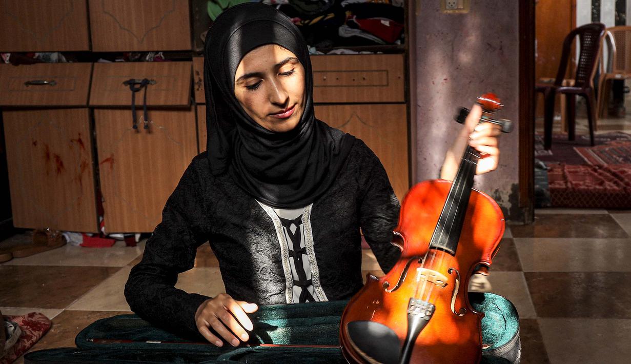 Dan, bermusik adalah cara bagi Jawaher al-Aqraa untuk "melarikan diri" dari kehidupan penuh tanda tanya di Gaza. (Eyad BABA/AFP)