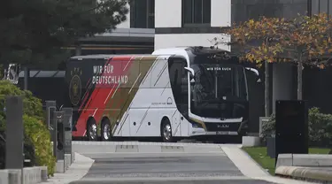 Bus timnas Jerman diparkir di depan hotel tim di Wolfsburg, Jerman, Selasa (9/11/2021). Jelang pertandingan kualifikasi Piala Dunia melawan Liechtenstein, Asosiasi Sepak Bola Jerman (DFB) mengatakan ada kasus positif Corona di lingkaran dari timnas Jerman. (Swen Pfoertner/dpa via AP)