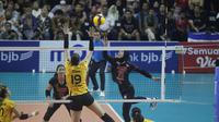 Spike pemain Jakarta BIN Alya Annastasya coba diblok Ceren Kapucu dari Bandung bjb Tandamata pada pertandingan terakhir seri pembuka putaran pertama PLN Mobile Proliga 2023 di GOR Jalak Harupat, Bandung, Minggu (8/1/2023). (foto: PBVSI)