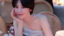 Wajahnya dipulas makeup minimalis effortless dan berfokus pada full eyeliner dan lipstik nude natural [@kyo1122]