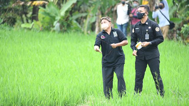 Wagub Uu bermain layangan saat meninjau desa wisata Cisande Sukabumi. (Istimewa)