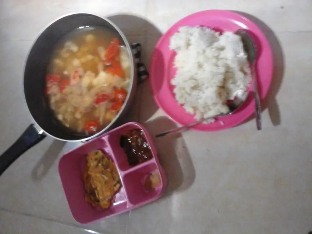 Kehidupan sederhana Rika dan suami. (Facebook/Rika Prasetiya)