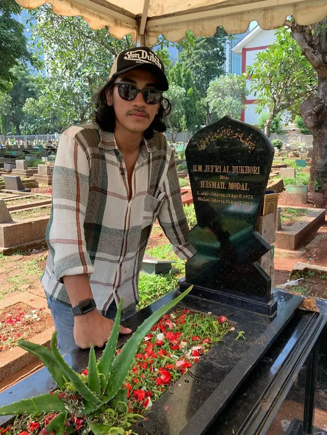 Tepat Pada Hari Ulang Tahun Almarhum Uje, Ini 6 Momen Haru Umi Pipik dan Anak Ziarah ke Makam