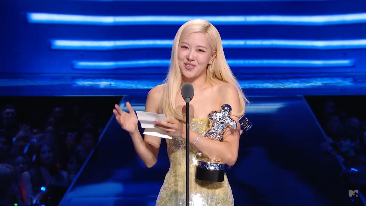 Rose BLACKPINK Berseri-seri dengan Gaun Kuning Mentega di MTV VMAs 2025