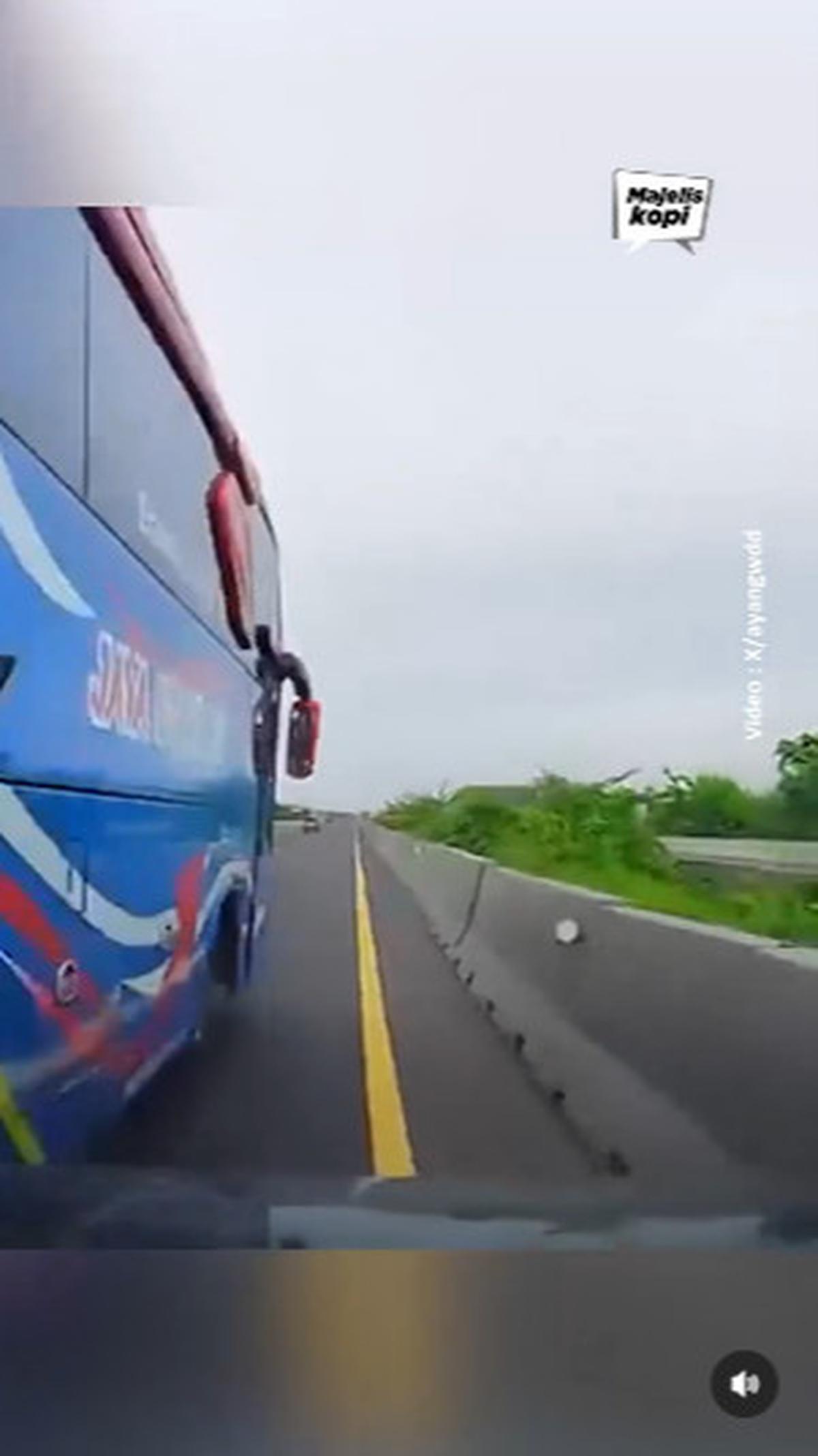 Detik-Detik Mengerikan Bus Po Jaya Utama Potong Jalur lalu Serempet Mobil di Tol & Kabur