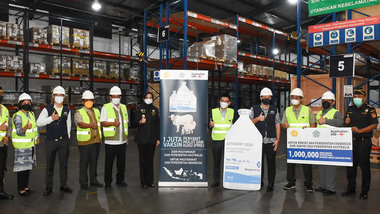 Bentuk bantuan pemerintah Australia terhadap Indonesia dengan memberikan bantuan pemberian pasokan 1 juta dosis vaksin