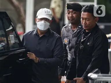 Gubernur Bengkulu, Rohidin Mersyah (kiri mengenakan masker) saat tiba di Gedung Merah Putih Komisi Pemberantasan Korupsi (KPK), Jakarta, Minggu (24/11/2024). (Liputan6.com/Angga Yuniar)