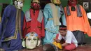 Perajin menyelesaikan pembuatan ondel-ondel Betawi ukuran besar di Serpong, Tangerang Selatan, Banten, Rabu (10/10). Selain Jabodetabek, permintaan kerajinan ondel-ondel juga datang dari Australia. (Merdeka.com/Arie Basuki)