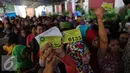 Sejumlah warga memperlihatkan kupon saat gelaran Pasar Murah Ramadan di Mesjid Jami Luar Batang, Jakarta, Kamis (9/7/2015). Pasar Murah Ramadan dimulai dari 29 Juni - 16 Juli 2015. (Liputan6.com/Faizal Fanani)