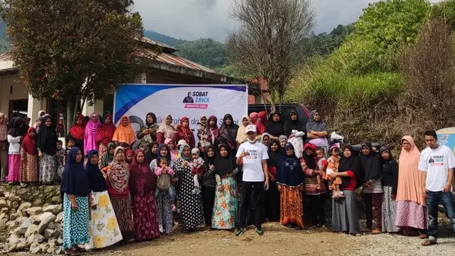 Sobat Erick Sumbar membagikan 100 paket sembako ke warga Solok. (Istimewa)