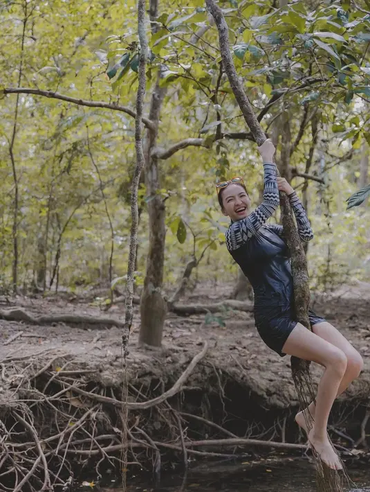 Raline Shah tak ragu berenang di dalam hutan kenakan long sleeve bermotif tribal dan celana pendek [@ralineshah]