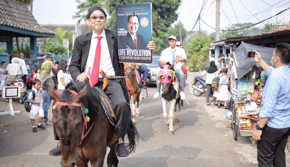 Motivator Tung Desem Waringin mempromosikan buku terbarunya berjudul 'Life Revolution' dengan berkuda di Jakarta, Kamis (7/6). Life Revolution merupakan buku ketiga yang dibuat Tung Desem Waringin. (Liputan6.com/Faizal Fanani)