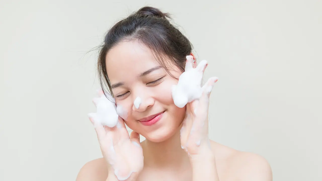 4 Kesalahan Menggunakan Facial Foam yang Bikin Formulanya Nggak Maksimal