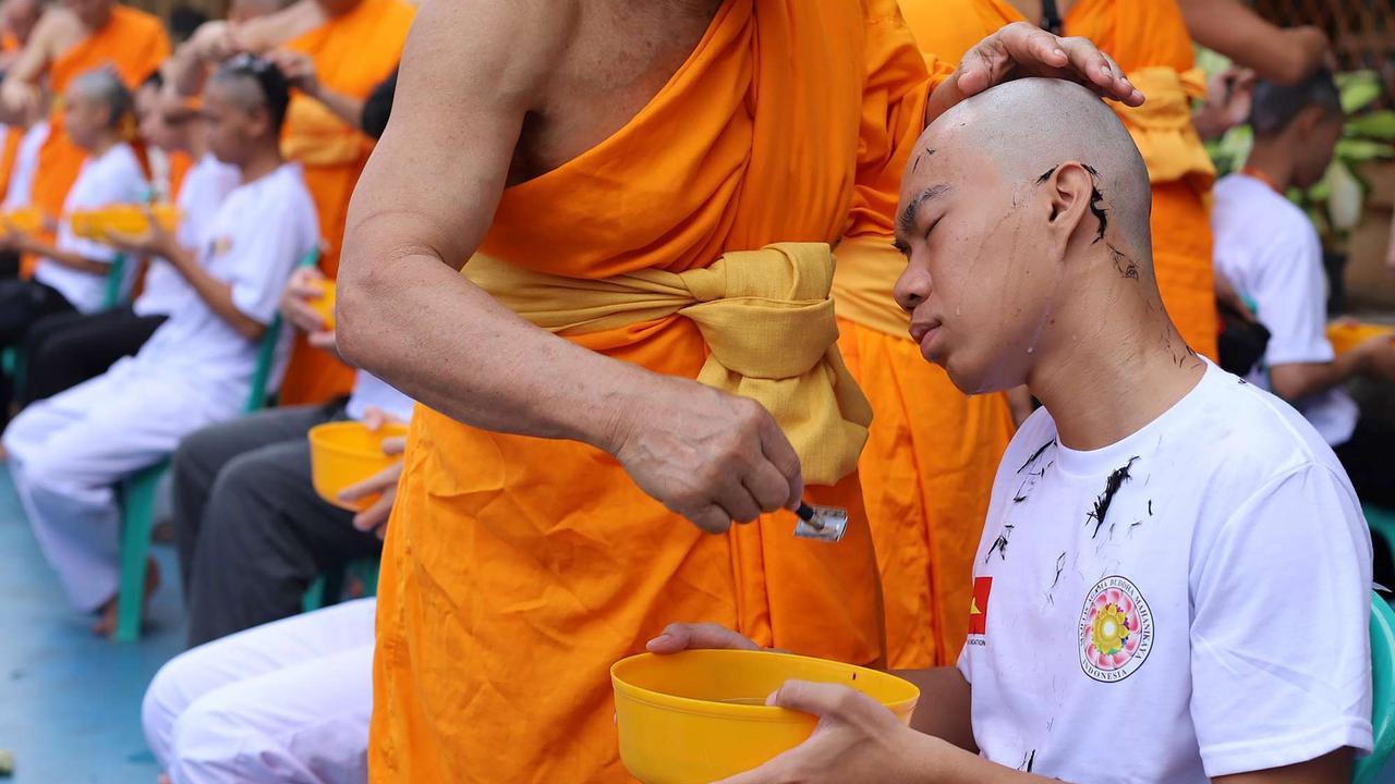 Calon Bikkhu cukur rambut jelang Pabbajja Samanera Sementara