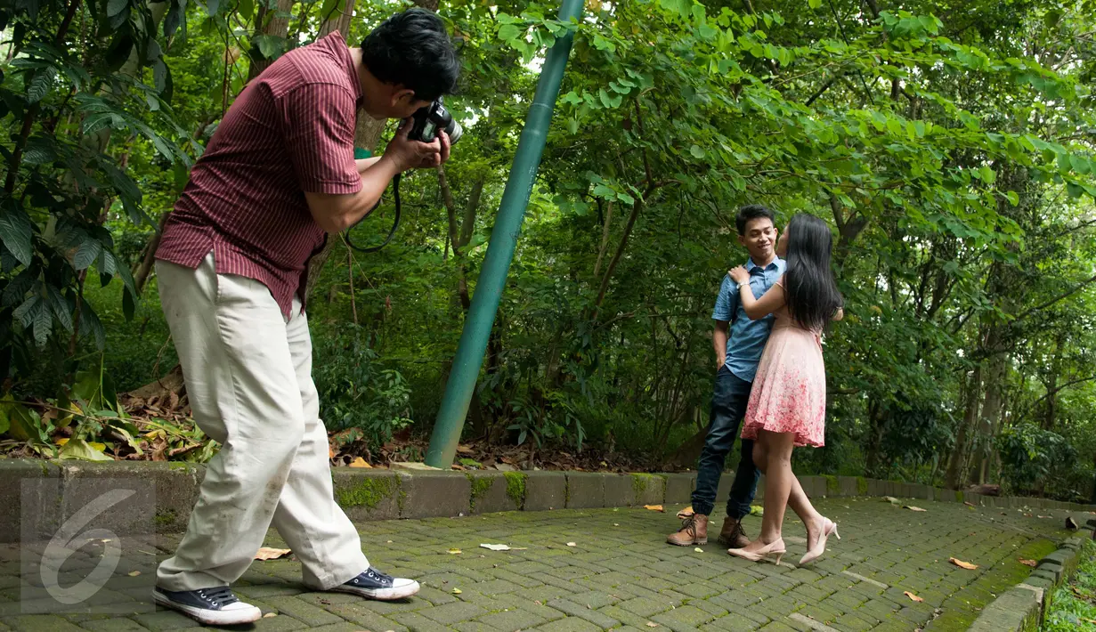 Pengunjung foto di Hutan Kota Srengseng, Kembangan, Jakarta, Rabu (29/3). Pemprov DKI Jakarta akan menjadikan Hutan Kota Srengseng, Kembangan, Jakarta Barat menjadi salah satu destinasi wisata di Jakarta. (Liputan6.com/Gempur M Surya)