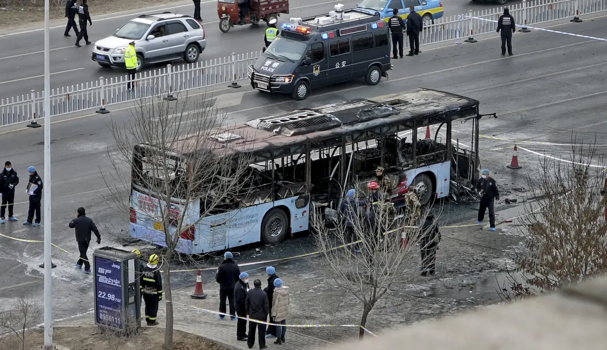 Suasana dimana sebuag bus hangus terbakar di Yinchuan, China, (5/1). Belum diketahui jelas sebab kebakaran ini. (REUTERS / Stringer)