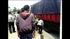 Dua orang kakak beradik yang berboncengan motor tewas setelah sepeda motor yang ditumpanginya terserempet truk gandeng di jalur utama Jakarta-Purwokerto.
