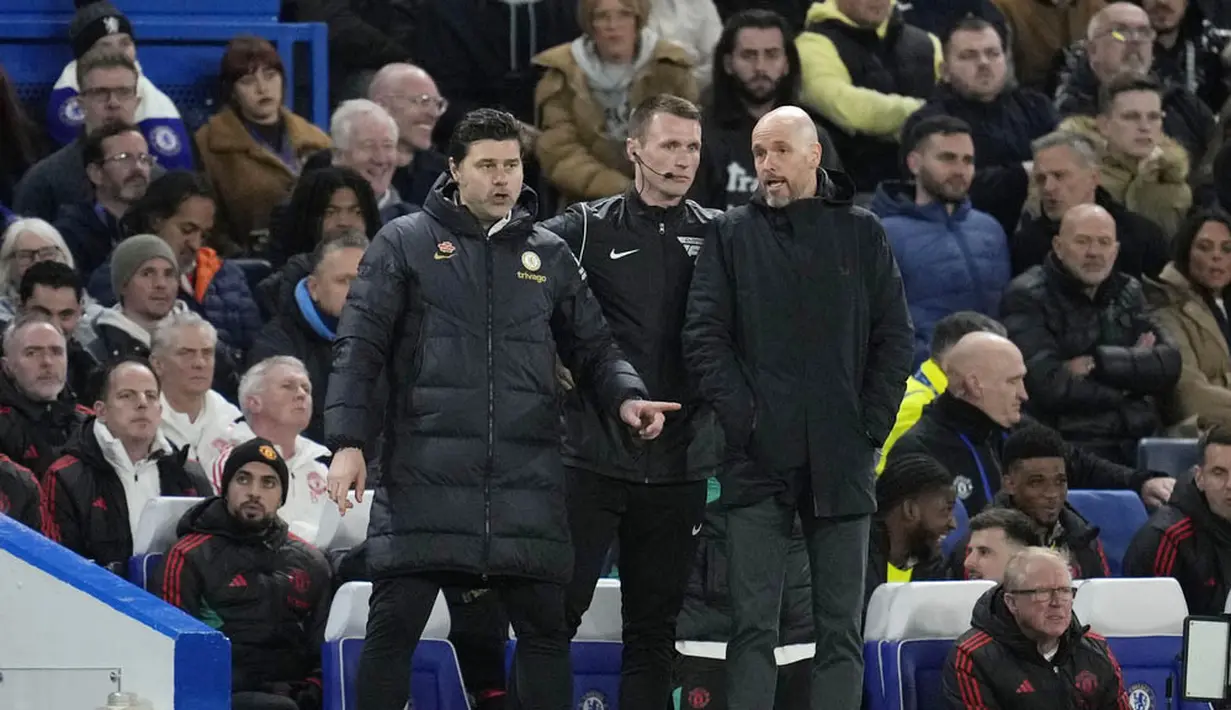 Pelatih Chelsea, Mauricio Pochettino, bersitegang dengan pelatih Manchester United, Erik ten Hag, pada laga pekan ke-31 Liga Inggris di Stadion Stamford Bridge, Jumat (5/4/2024). (AP Photo/Kin Cheung)